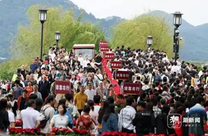 西湖旅游今日实况：人山人海，坐船排队半小时起