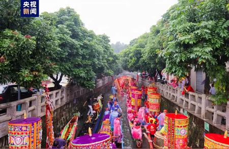 广东顺德龙眼村举办盛大的600年传统‘龙眼点睛’习俗活动