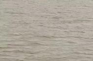 浙江两男子使用泡沫板制作的筏子出海钓鱼，风雨中漂流数百米后寻求帮助